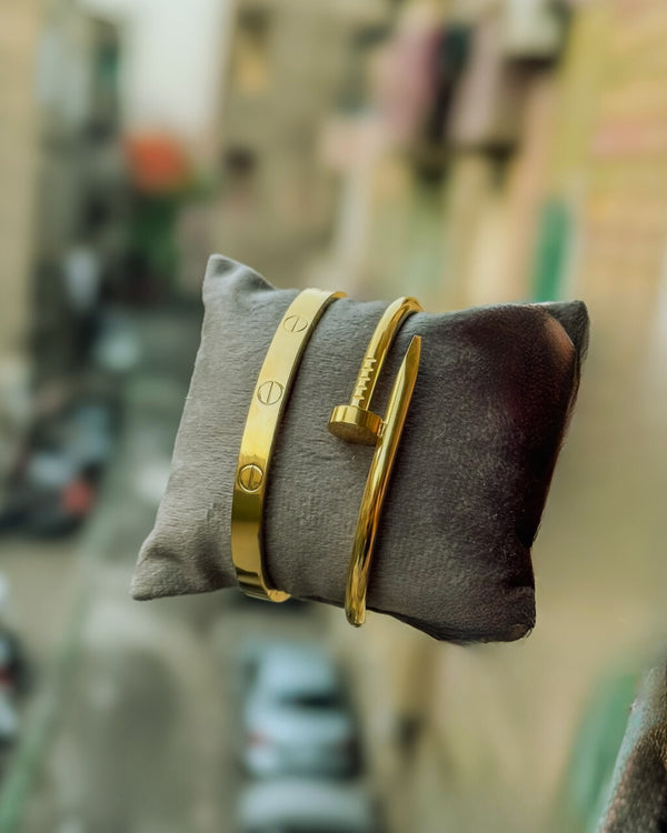 مجموعة الأناقة الفريدة: اسورة مسمار + كارتير بلون ذهبي فاخر